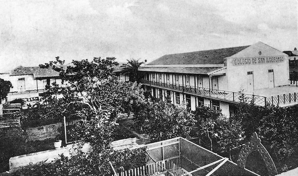 Vista general del Colegio en la Calle San Vicente Ferrer