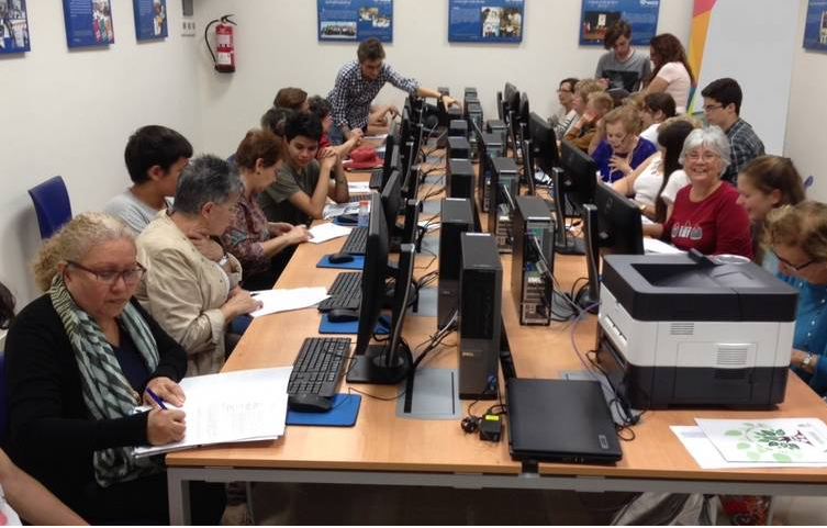 Noticia Web del Ayuntamiento de Santa Cruz de Tenerife: «Estudiantes de la ESO imparten un taller de Internet para mayores de Santa Cruz».