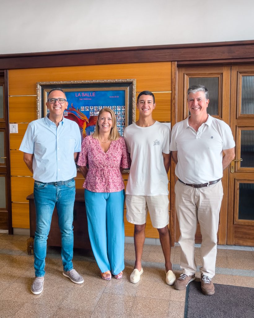 Pablo González de la Torre, ganador de uno de los Premios Extraordinarios de Bachillerato 2023, junto al director, su tutora y el coordinador de Bachillerato